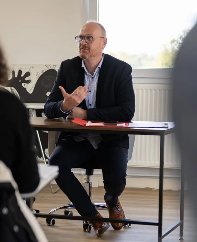 Christophe Duval, thérapeute et formateur en Bio-Logique des Émotions, pendant une formation