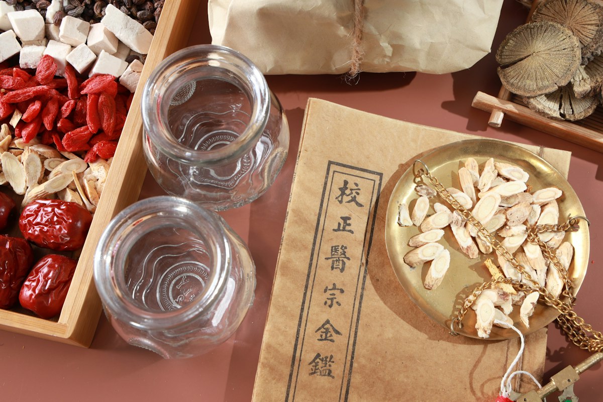 Ventouses en verre, plantes médicinales et traité de médecine chinoise